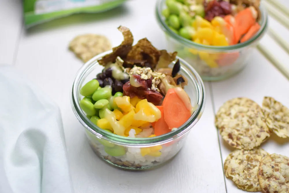 Poke Bowl mit Mango und Mungobohnenchips