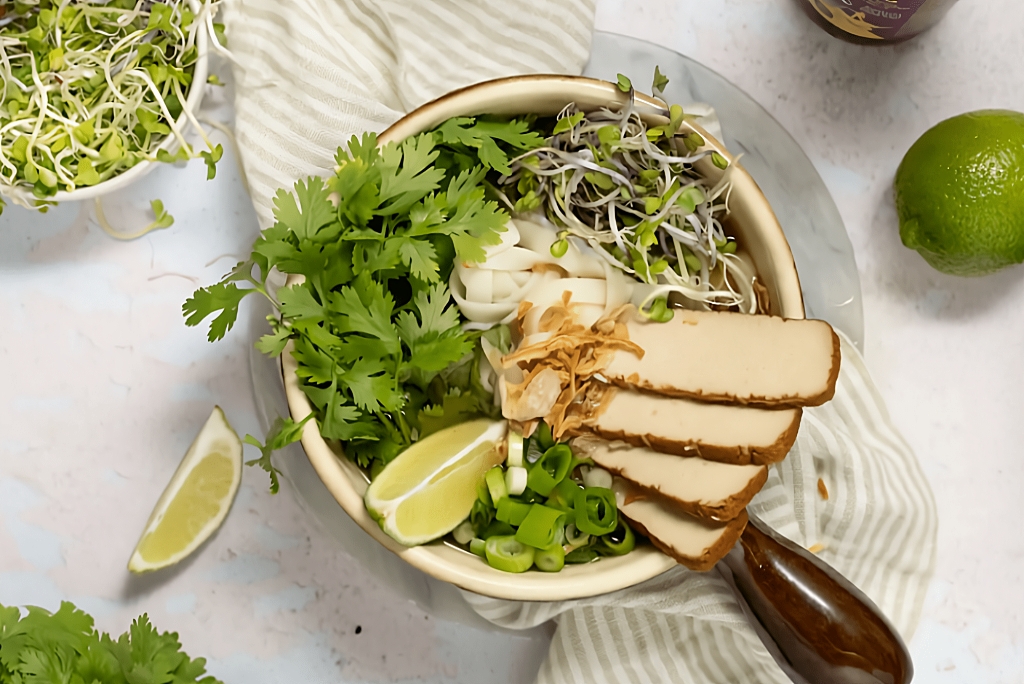 Vietnamesische Pho Suppe mit Udon