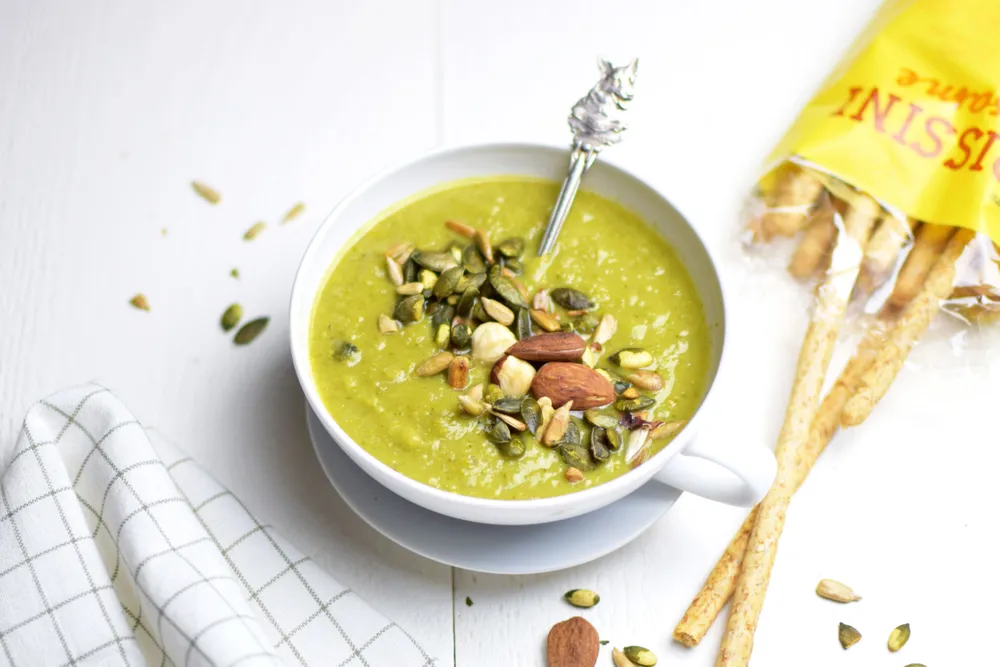 Scharfe grüne Suppe mit Pesto (vegan)
