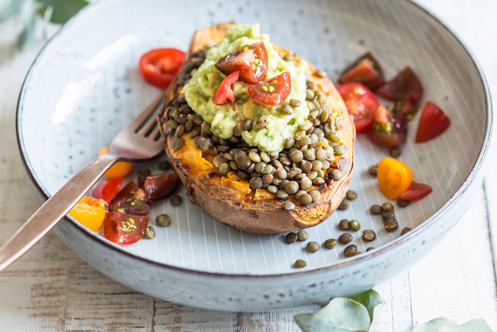 Gefüllte Süßkartoffel mit Linsen und Avocadocreme