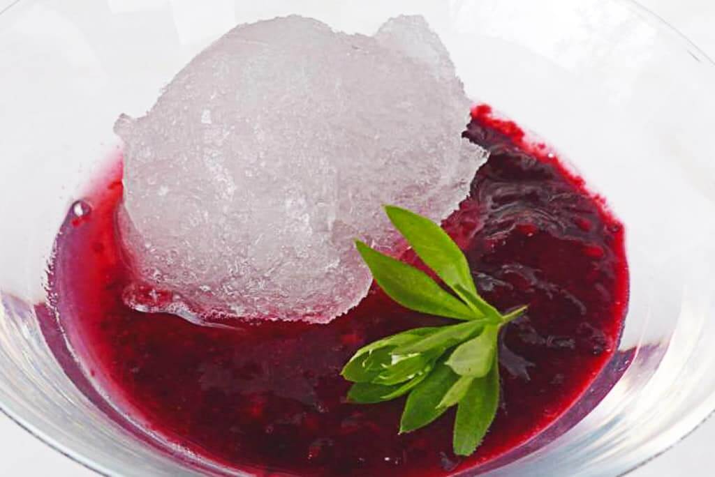 Sorbet aus Birkenwasser und Waldmeister auf Waldbeerenmus