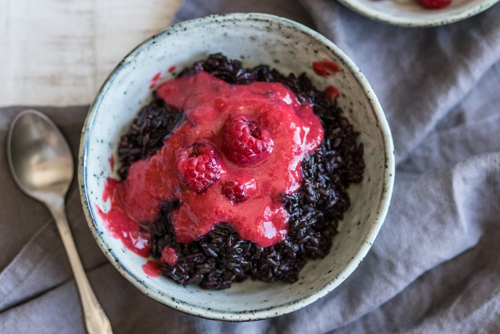 Schwarzer Milchreis mit Himbeersoße | Rezepte | greenist.ch