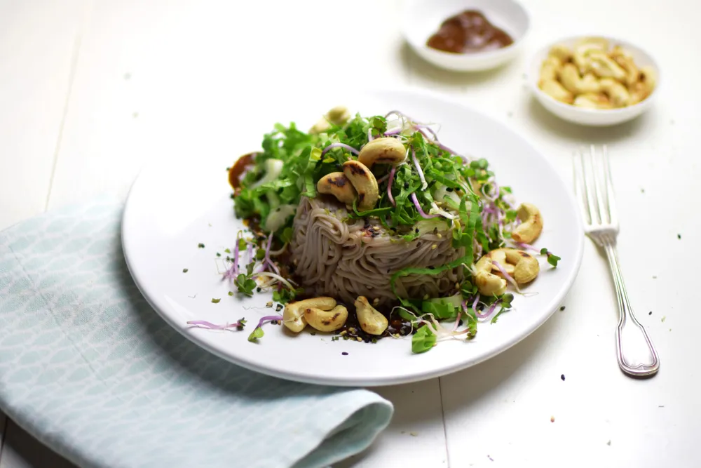 Grüner Nudelsalat mit Cashewnüssen